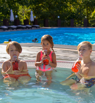 Дети на осенних каникулах в Ялте – бассейн отеля Поляна Сказок
