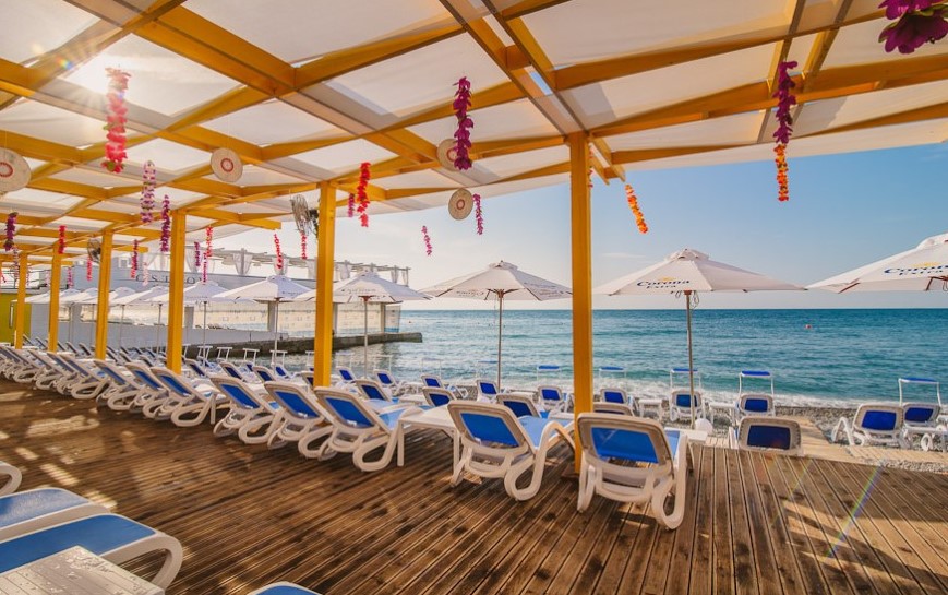 Пляж отеля all inclusive «Поляна Сказок» в Крыму, Ялта
