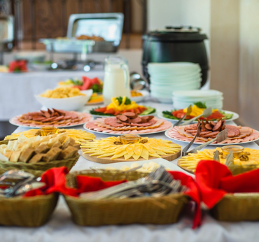Стол для питания участников конференции в отеле Поляна Сказок в Ялте в Крыму