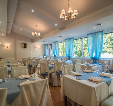 Зал для питания участников конференции в отеле Поляна Сказок в Ялте, Крым