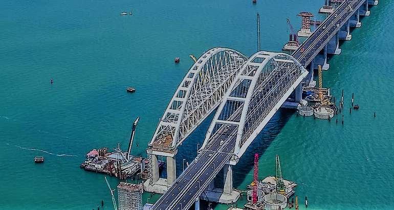 Открыто движение по Керченскому мосту в Крыму