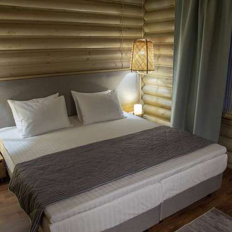 Уютные коттеджи в лесу