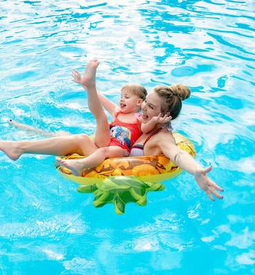 Дети на осенних каникулах в Ялте – бассейн отеля Поляна Сказок